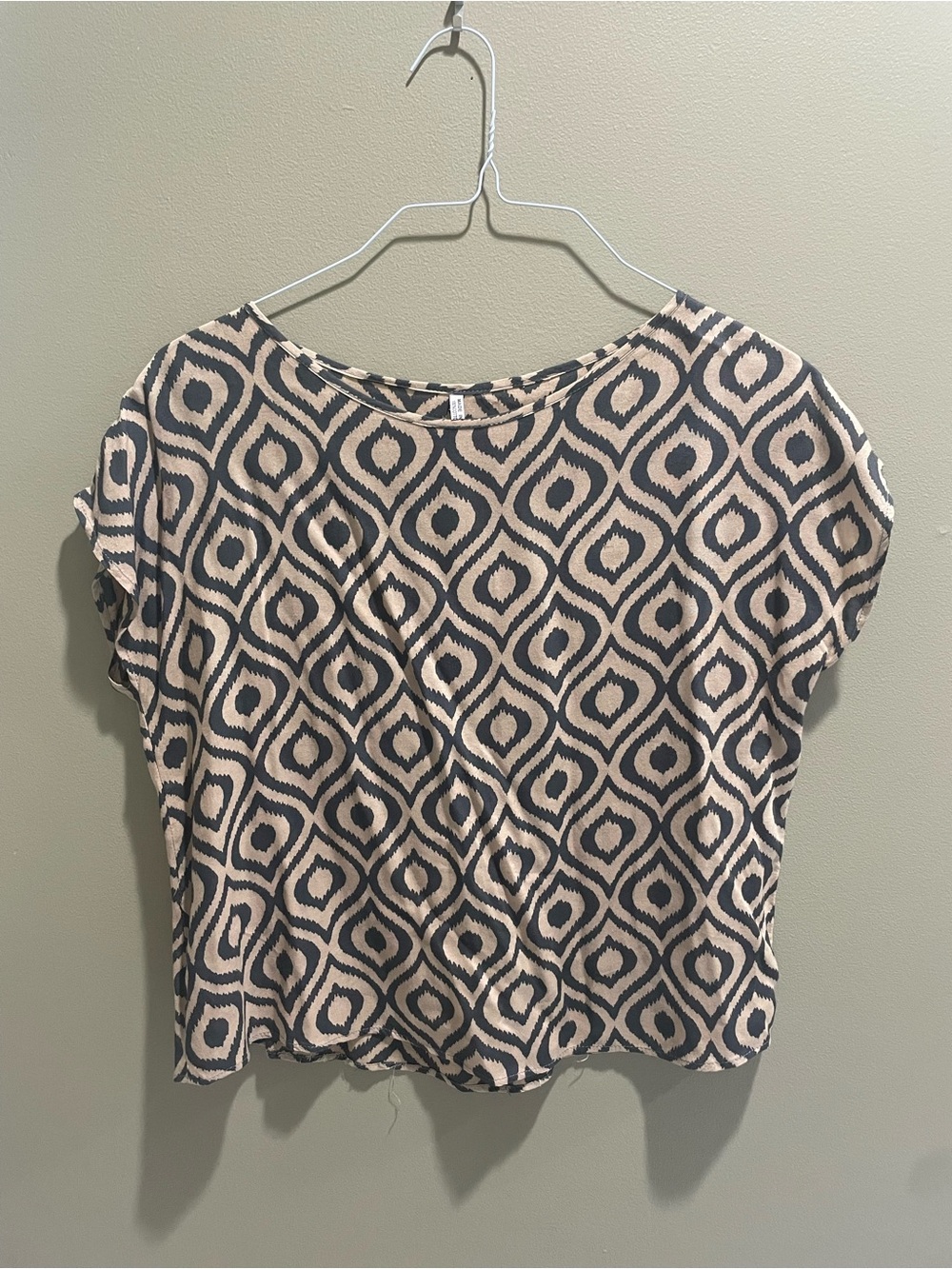 Womens Short Sleeve Geometric Print Top - Beige and Grey
